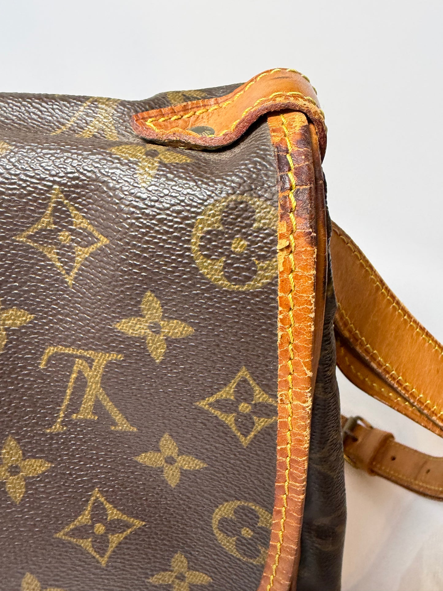 Louis Vuitton Saumur 35 monogram crossbody/shoulder bag