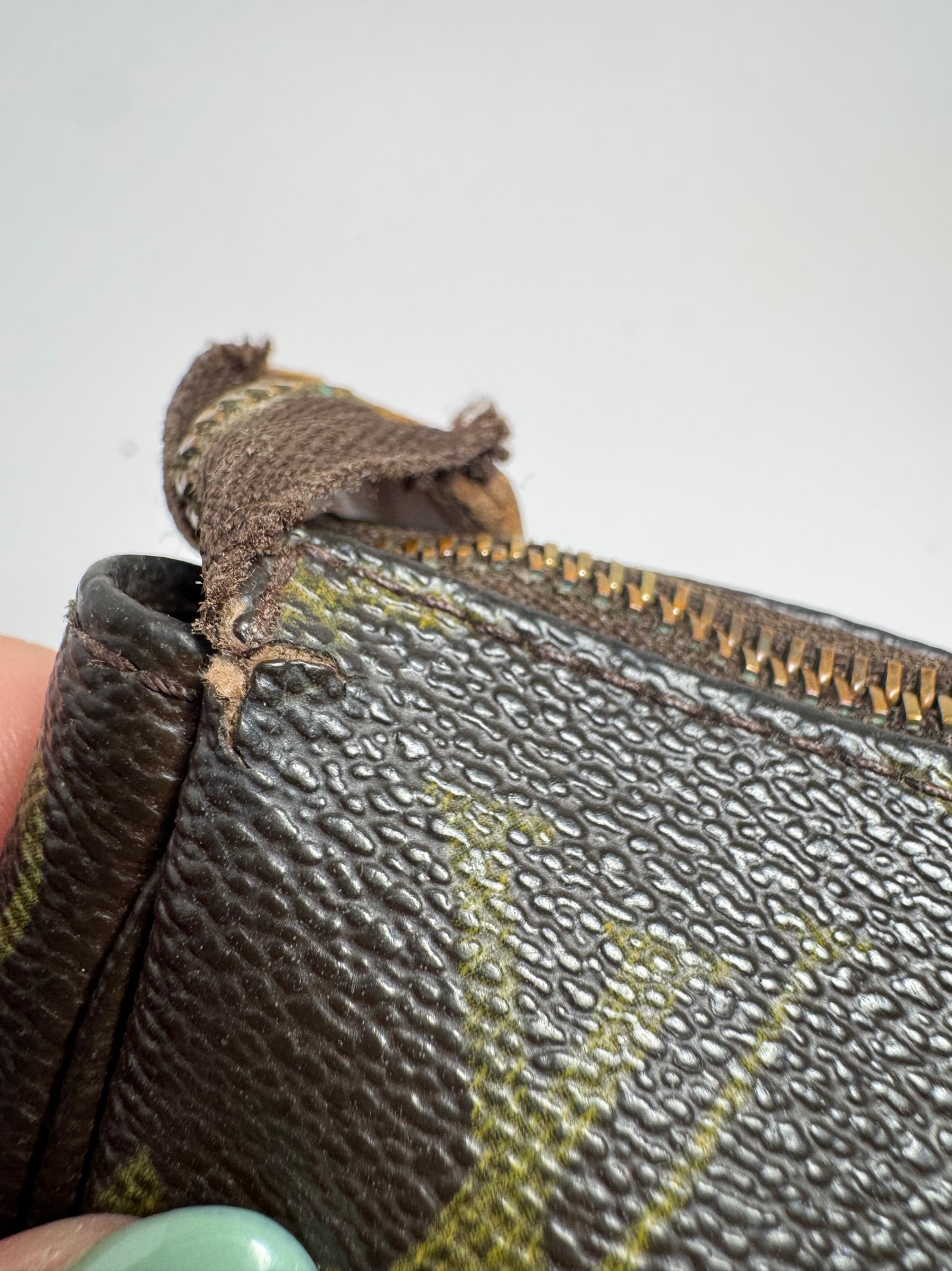 Louis Vuitton Pochette Accessoires Monogram w/ Leather Strap - Vintage 2004